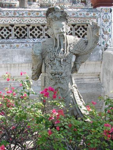 postać przed Wat Arun, Bangkok