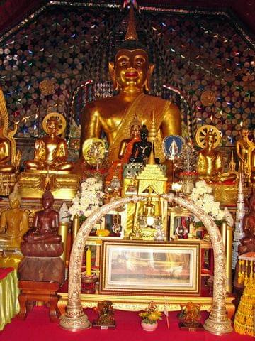 Wat Phrathat Doi Suthep - świątynia buddyjska na wzgórzu Doi Suthep niedaleko Chiang Mai