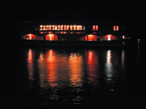 Widok na stateczek wycieczkowy nocą, Zatoka Ha Long na północy Wietnamu