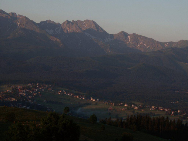 ...o wschodzie; widok na Wysokie Tatry z Gliczarowa #góry #mountain #Tatry #Wysokie