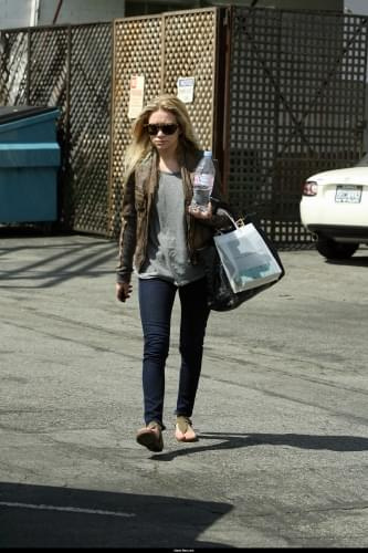 Ashley leaving the Neil George Hair Salon-paparazzi kwiecień 2008