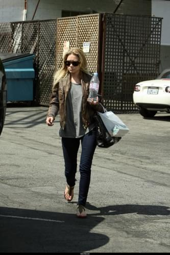 Ashley leaving the Neil George Hair Salon-paparazzi kwiecień 2008