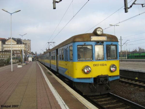28.10.2007 (Szczecin Główny)
EN57-795 + EN57-832 jako pociąg osobowy do Kostrzyna.