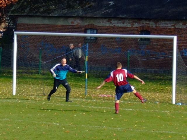 Lubichowo-Pinczyn 1:0 - będzie jedyny gol spotkania, a strzelił go Mirosław Michalski nr. 10