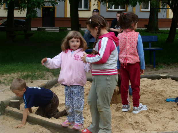 NA podwórku z koleżankami