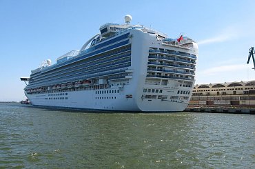 Crown Princess, 289m dł, 36m szer, ponad 3000 pasażerów, 1200 czł. załogi #CrownPrincess #statek #Gdynia #port #Hel