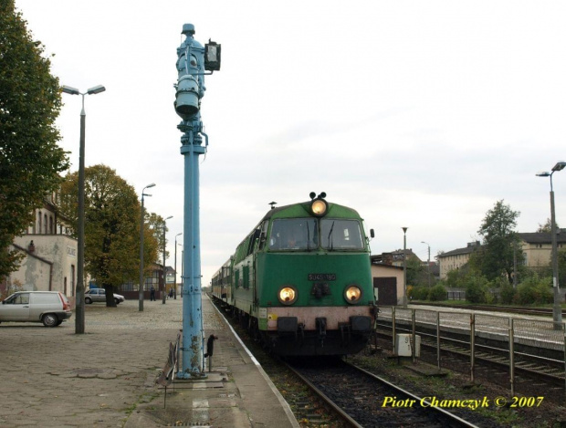 Chojnice - SU45-180 z pociągiem do Tczewa oczekuje na podróżnych przy peronie 4. #kolej #Chojnice #PKP #jesień