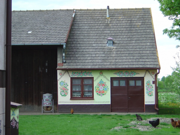 Jedyna w Polsce malowana wieś Zalipie #Zalipie #wieś #kwiaty #malowanie #Polska #chata #drewno #małopolskie #dom