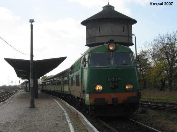 31.10.2007 SU45-245 z pociągiem osobowym do Krzyża.