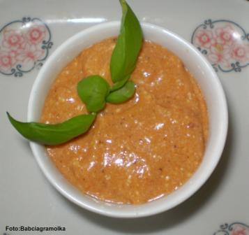 Sos pomidorowo-bazyliowy.Przepisy na : http://www.kulinaria.foody.pl/ , http://www.kuron.com.pl/ i http://kulinaria.uwrocie.info #sos #pomidory #bazylia #obiad #jedzenie #kulinaria #PrzepisyKulinarne