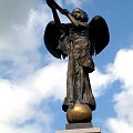 Wilno.Zarzecze.W 2002 roku artyści Zarzecza ustawili na wysokiej, 8,5m, kolumnie rzeźbę Anioła Zarzecza(Užupio angelas), dłuta rzeźbiarza Romasa Vilčinskasa. Rzeźba symbolizuje związek nieba z ziemią. #ZarzeczeWilno