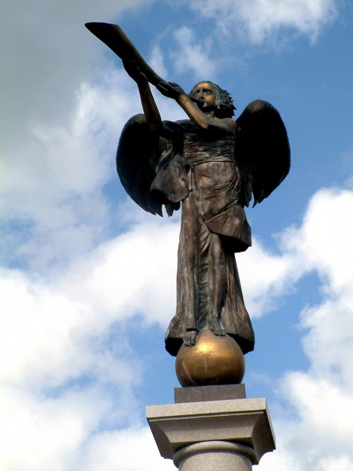 Wilno.Zarzecze.W 2002 roku artyści Zarzecza ustawili na wysokiej, 8,5m, kolumnie rzeźbę Anioła Zarzecza(Užupio angelas), dłuta rzeźbiarza Romasa Vilčinskasa. Rzeźba symbolizuje związek nieba z ziemią. #ZarzeczeWilno