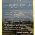 Tablica na budynku kaplicy cmentarnej (Koluszki ul. 11Listopada) poświęcona ppor. Henrykowi Jastalskiemu ps. RAF zamordowanemu przez Gestapo w 1943 roku. #Raf #Koluszki #Cmentarz #KaplicaCmentarna #żołnierz #NSZ #NarodoweSiłyZbrojne #foto