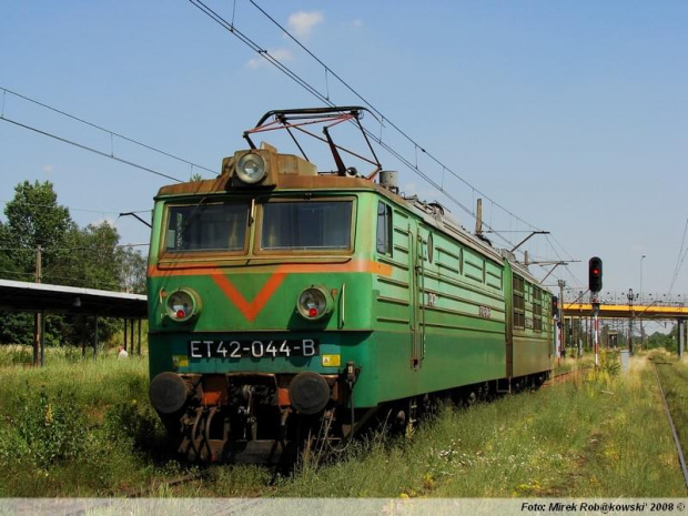 Lok. ET42-044 czeka przed semaforem wyjazdowym z Dąbrowy Górniczej Wsch. na sygnał zezwalający. Dn. 24.06.2008