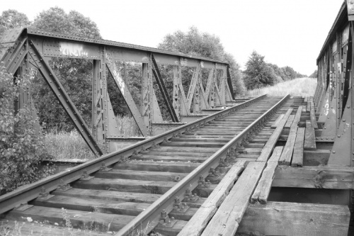 Stary, nieużywany most kolejowy #most #widok #czerń #opuszczone
