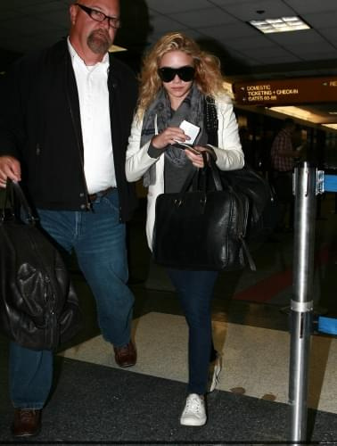 Ashley at LAX-paparazzi maj 2008