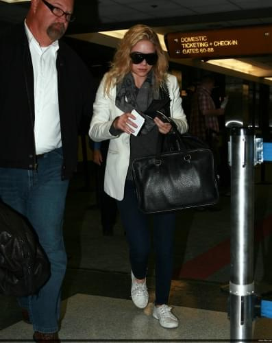 Ashley at LAX-paparazzi maj 2008