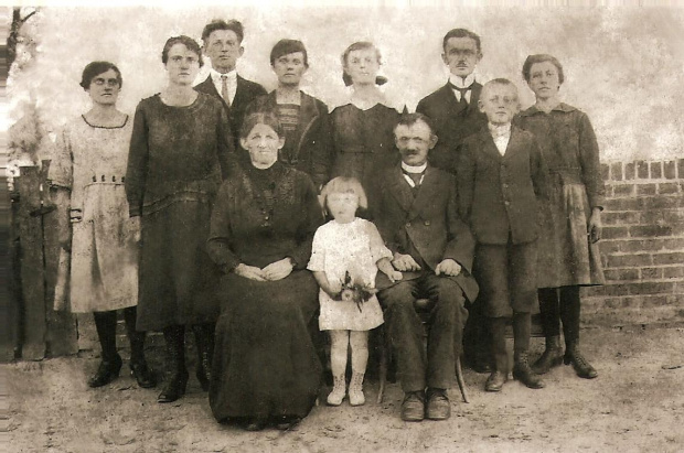 Hűttnerowie w komplecie. Oryginał posiada Julianna Jankowska z Wilkowyi. Wykonane ok. 1918 roku.