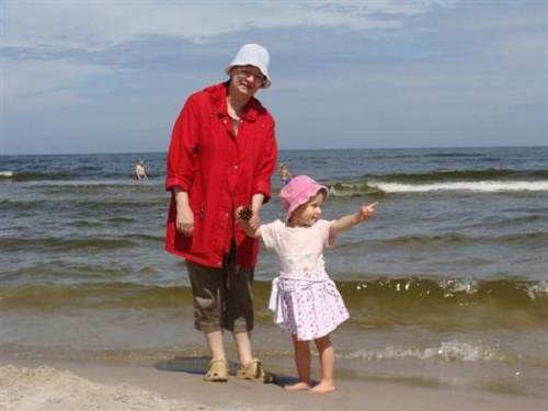 Weronika z babcią na plaży.