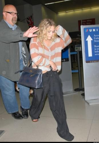 MK arriving at LAX-paparazzi czerwiec 2008