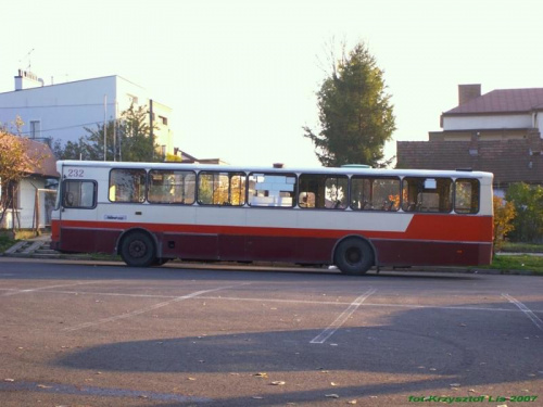 MPK Tarnów #232. 26 pażdziernika 2007r.
Linia 30. W 1992 roku były to jedyne autobusy zagranicznej produkcji.Były jak na tamte czasy nowoczesne.Miały automatyczną skrzynię biegów ,wyświetlacze.Poważną wadą był brak uchylanych okien co dokuczało w upaln...