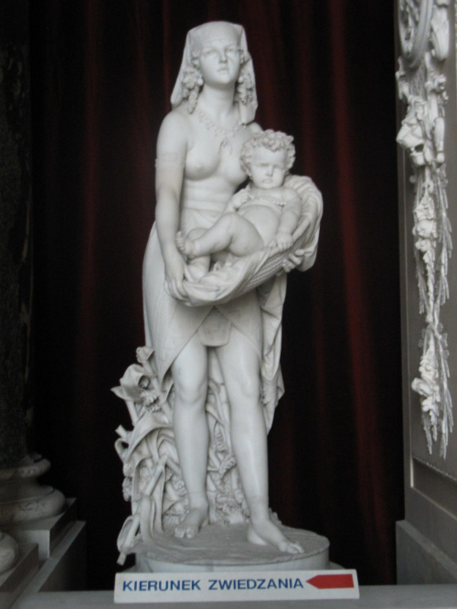 posąg kobiety z dzieckiem