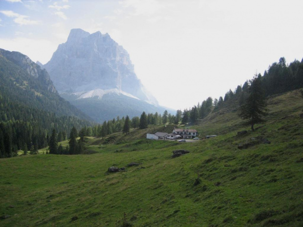 łąka Malga Boi Vescova (1734 m) i dominujące nad okolicą Monte Pelmo (3168 m) #góry #Dolomity #Włochy