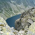 widok przez skały na Wielki Hińczowy Staw #Tatry #góry