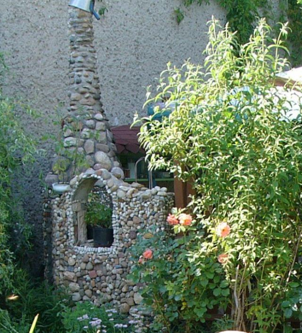 mur przy grilu latem #kamienie #ogród