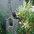 mur przy grilu latem #kamienie #ogród