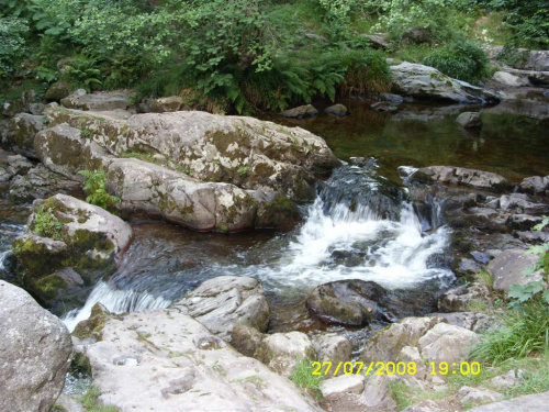 Domowe Sushi, piwko przed domem, opalanie, pranie... a potem wizyta nad wodospadem Aira Force i nad jeziorem Ullswater, w okolicznym pięknym miejscu, a na koniec kąpiel w Edenie z M i Krysią... ah wakacje...