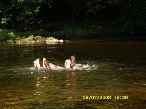 Domowe Sushi, piwko przed domem, opalanie, pranie... a potem wizyta nad wodospadem Aira Force i nad jeziorem Ullswater, w okolicznym pięknym miejscu, a na koniec kąpiel w Edenie z M i Krysią... ah wakacje...