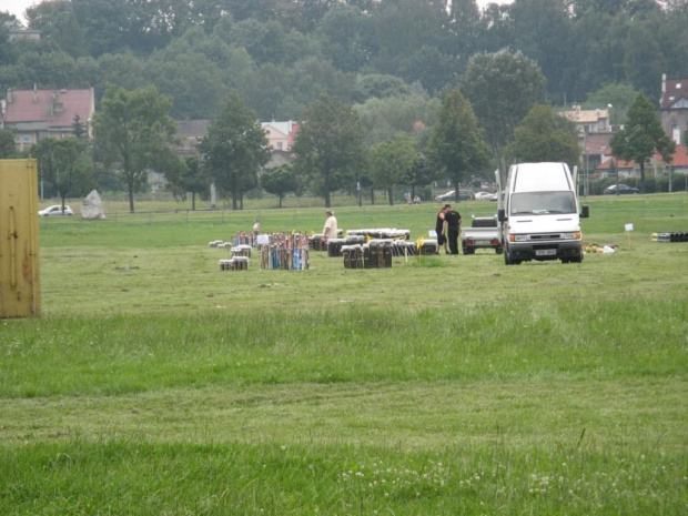 Czesisi zabezpieczają materiał przed deszczem, ilość statywów z rzymskimi ogniami - imponujące.