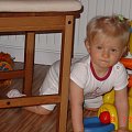 Pod stolem jest niezla kryjowka