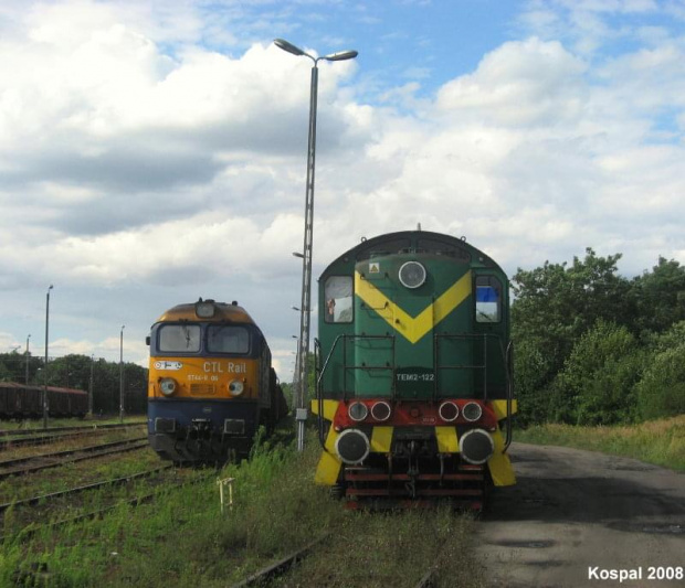 04.08.2008 ST44-R006 oraz TEM2-122 własność CTL stoją na bocznych torach na stacji towarowej KoB.