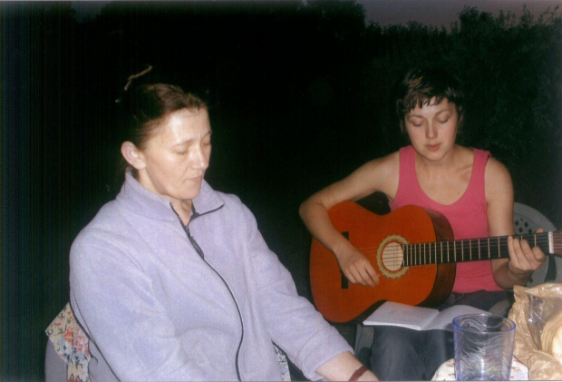 Bratowa Ruta i bratanica Ania podczas rodzinnego spotkania w ogrodzie. Żołędowo , kwiecień 2008 r.