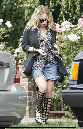 MK leaving a friends house in Hollywood-paprazzi lipiec 2008