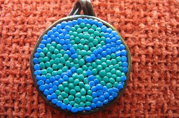 Wisiorek z koniczynką wykonany techniką mozaikową #biżuteria #MasaTermoutwardzalna #koniczynka #modelina #wisiorek