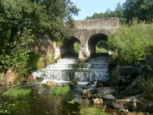 Stary most na Ruźcu we wsi Ruże prowadzący do młyna wodnego