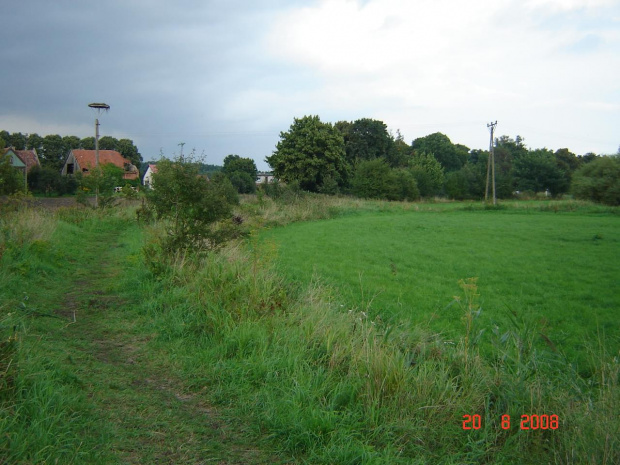 Fot1. DSC09730.JPG
Pozostałość po torze odchodzącym od końcowej stacji w Mikoszowie na wał przeciwpowodziowy. Za słupem znajduje się obecnie stacja – nieco cofnięta od wału