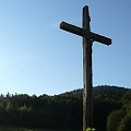 Przydrożny krzyż przy szlaku z Mikuszowic Śląskich na Magurkę Wilkowicką (Beskid Mały) #Góry #Beskidy #BeskidMały #kapliczka #krzyż