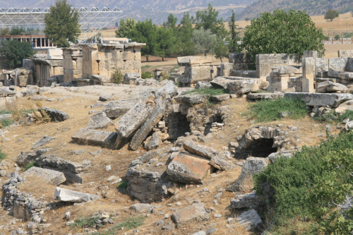 Hierapolis, Nekropola północna - chorzy tak licznie przybywający do leczniczych źródeł Pamukkale nie zawsze wracali do domów po odbytej kuracji... Jeden z największych cmentarzy Anatolii