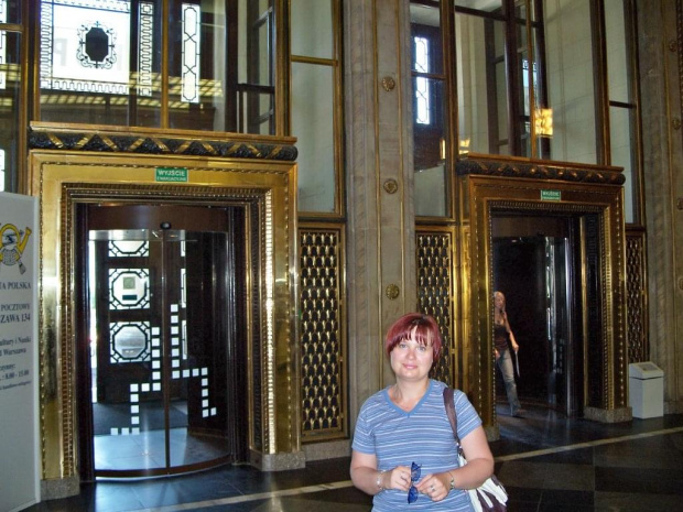 Agata w holu głównego wejścia Pałacu Kultury i Nauki. #wakacje #urlop #podróże #zwiedzanie #Polska #Warszawa