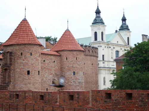 Barbakan, kościół Świętego Ducha i klasztor Paulinów na Nowym Mieście, widok z murów obronnych Starego Miasta. #wakacje #urlop #podróże #zwiedzanie #Polska #Warszawa