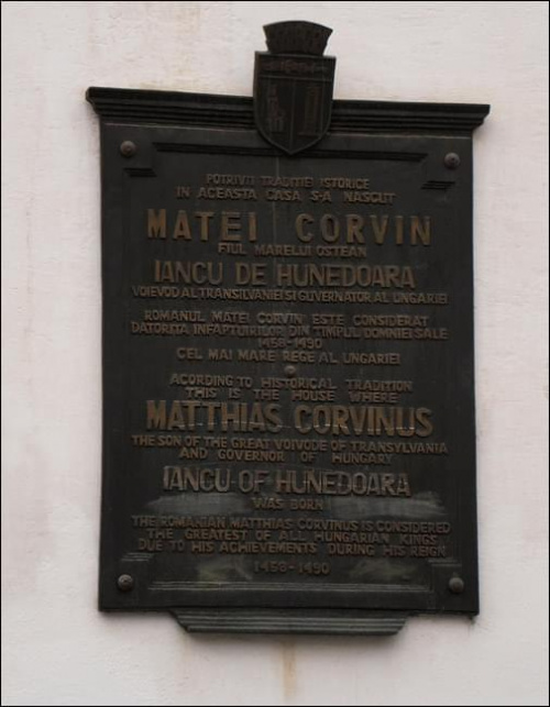 tablica pamiatkowa na domu Michala Korwina