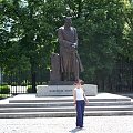 Agata przed pomnikiem marszałka Józefa Piłsudskiego w Alejach Ujazdowskich przy wejściu do Łazienek Królewskich. #wakacje #urlop #podróże #zwiedzanie #Polska #Warszawa