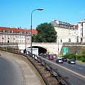 Wjazd do tunelu Trasy W-Z pod ulicą Miodową, w oddali po prawej Pałac Biskupów Krakowskich, po lewej Pałac Branickich, w miejscu gdzie znajduje się wlot tunelu przed wojną znajdował się Pałac Teppera i kamienice. #wakacje #urlop #podróże