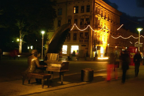 Rzeźba na Piotrkowskiej - fortepian, Artur Rubinstein by night