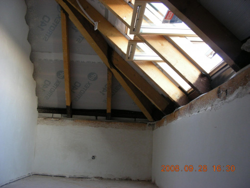 ściana kolankowa (100cm do murłaty ) i 2 okna dachowe w pomieszczeniu nad garażem ( garaderoba) od frontu