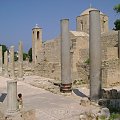Cypr-Pafos,kosciół Agia Kiriaki w stylu romanskim,na pierwszym planie starożytne kolumny